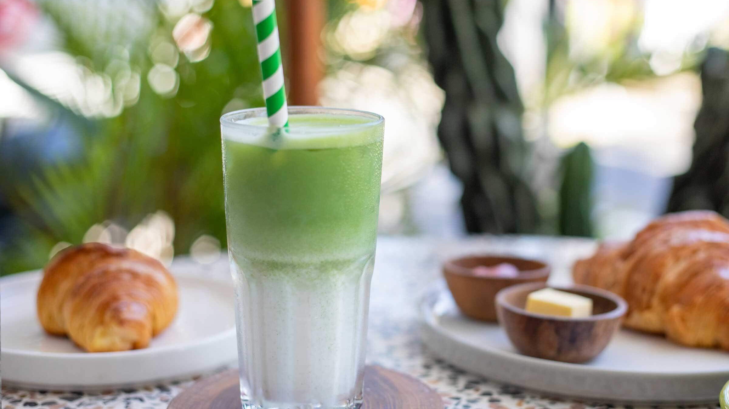 Iced matcha latte recipe with natural ingredients